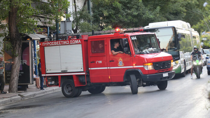 Καλλιθέα: Φωτιά σε διαμέρισμα, απεγκλώβισαν 80χρονη γυναίκα την τελευταία στιγμή