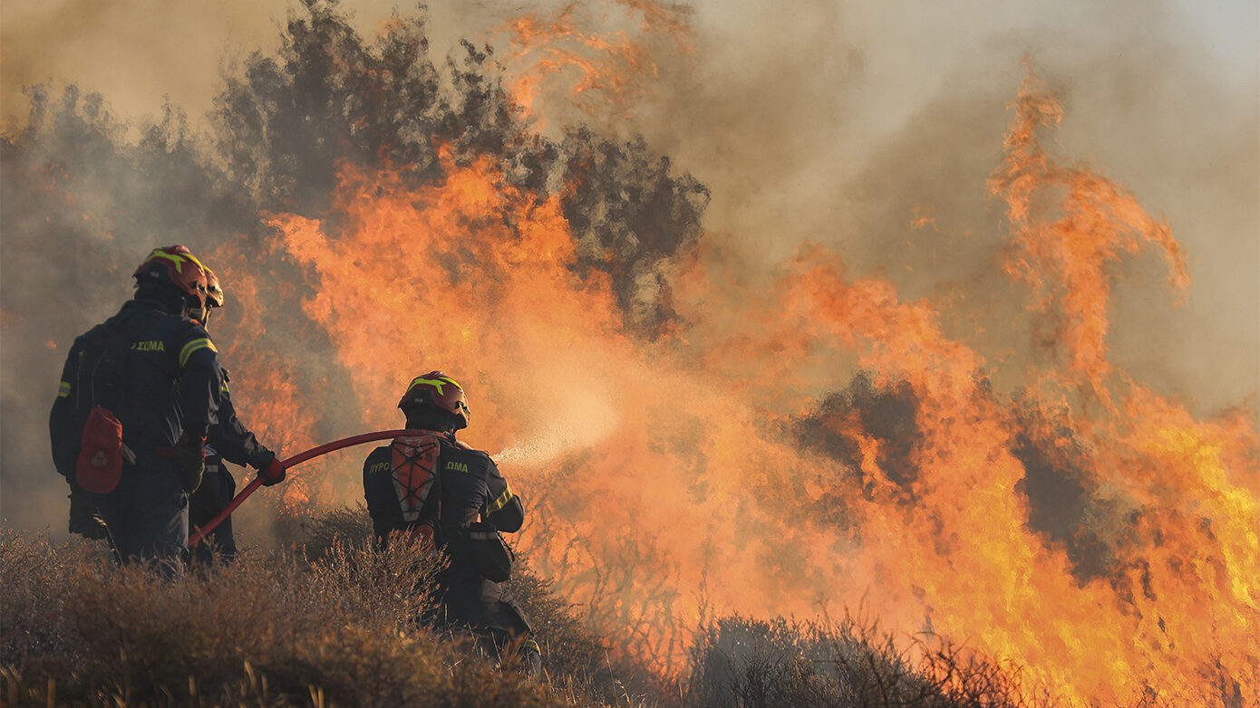 Πυροσβεστική: Ολονύχτιες επιχειρήσεις για δύο φωτιές στην Κρήτη