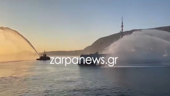 Φρεγάτα «Κίμων»: Έφτασε στη Σούδα με υποδοχή με αψίδες νερού