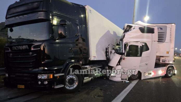 Φθιώτιδα: Νταλίκα προσέκρουσε σε παρκαρισμένο φορτηγό μετά τα διόδια – Τραυματίας ο οδηγός