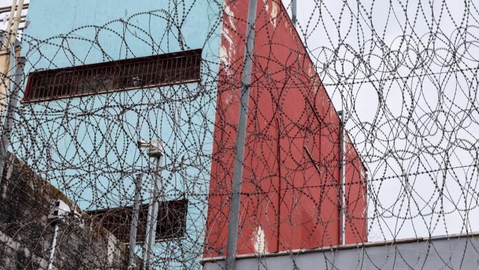 Φυλακές Αυλώνα: Έξι συλλήψεις για ναρκωτικά και κινητά τηλέφωνα – Ανάμεσά τους και σωφρονιστικός υπάλληλος
