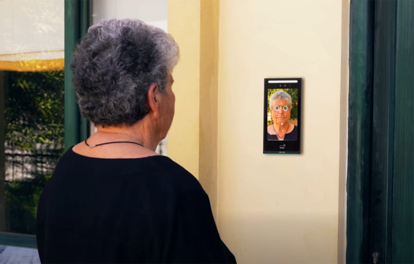 Οι γιαγιάδες της Κρήτης επιστρέφουν και τα βάζουν με το «χαζοGPT» σε βίντεο
