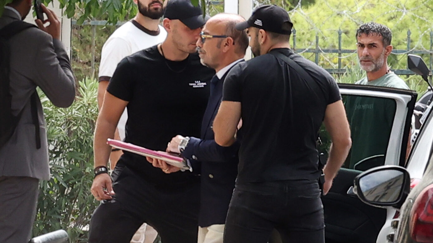 Θάνατος Γιώργου Μαζωνάκη: Στον ανακριτή οι δύο γιατροί – Η κατηγορία που τους βαρύνει, επισύρει ποινή ισόβιας κάθειρξης