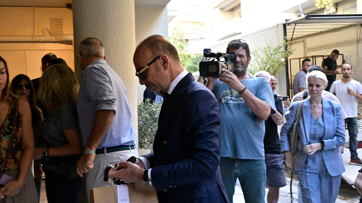 Γιώργος Μαζωνάκης: Ειδικό κλιμάκιο του ελληνικού «FBI» στο ιατρείο του Κολωνακίου για έλεγχο υπολογιστών, κινητών και καμερών