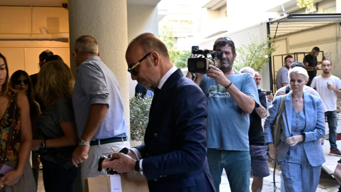 Γιώργος Μαζωνάκης: Ειδικό κλιμάκιο του ελληνικού «FBI» στο ιατρείο του Κολωνακίου για έλεγχο υπολογιστών, κινητών και καμερών
