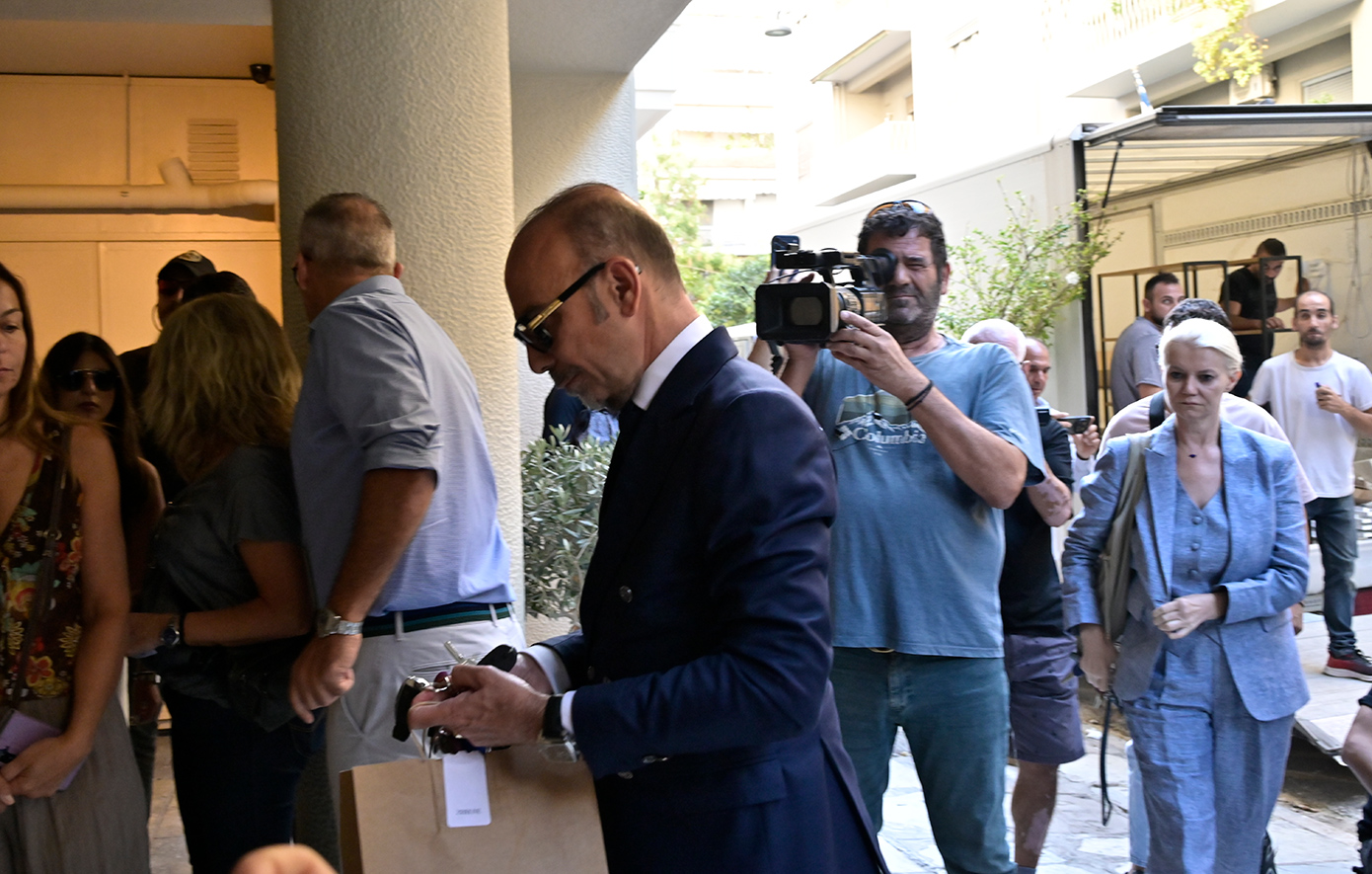 Γιώργος Μαζωνάκης: Ειδικό κλιμάκιο του ελληνικού «FBI» στο ιατρείο του Κολωνακίου για έλεγχο υπολογιστών, κινητών και καμερών