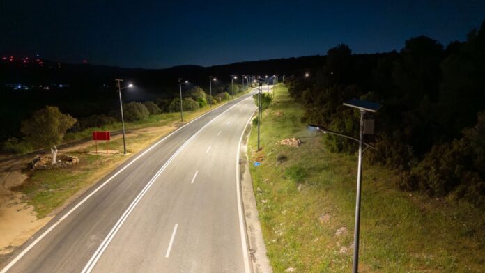 Φωτισμός σε 958 χιλιόμετρα δρόμων με 31.938 αυτόνομους έξυπνους ιστούς στις 13 Περιφέρειες