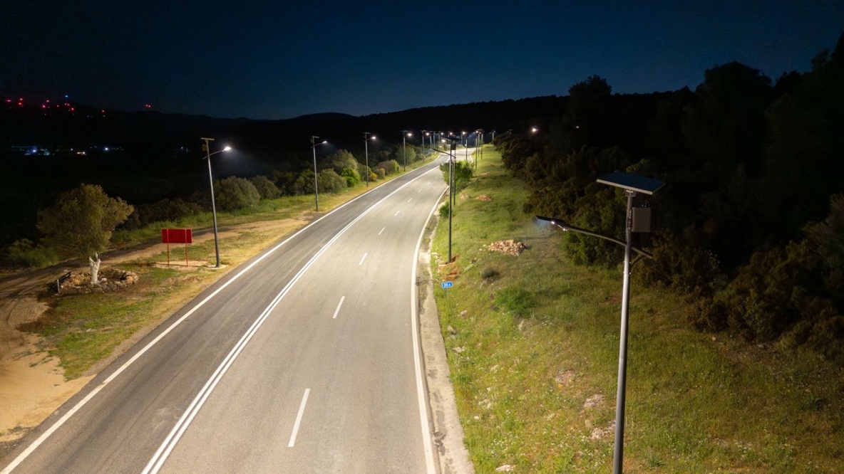 Φωτισμός σε 958 χιλιόμετρα δρόμων με 31.938 αυτόνομους έξυπνους ιστούς στις 13 Περιφέρειες