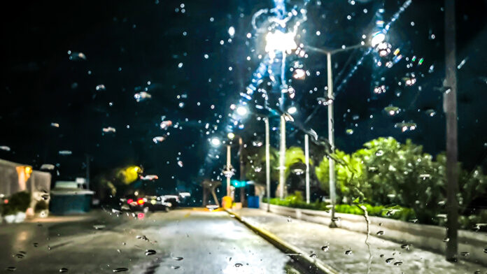 Θεσσαλονίκη: Προβλήματα από τη σφοδρή καταιγίδα – Πτώσεις δέντρων και αντλήσεις υδάτων