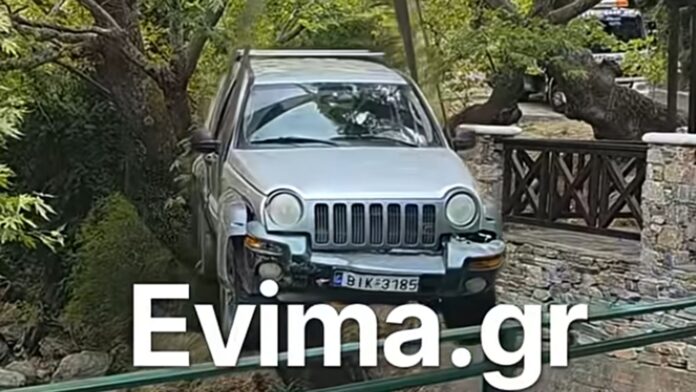 Αυτοκίνητο έπεσε σε ποτάμι στην Κάρυστο – βίντεο