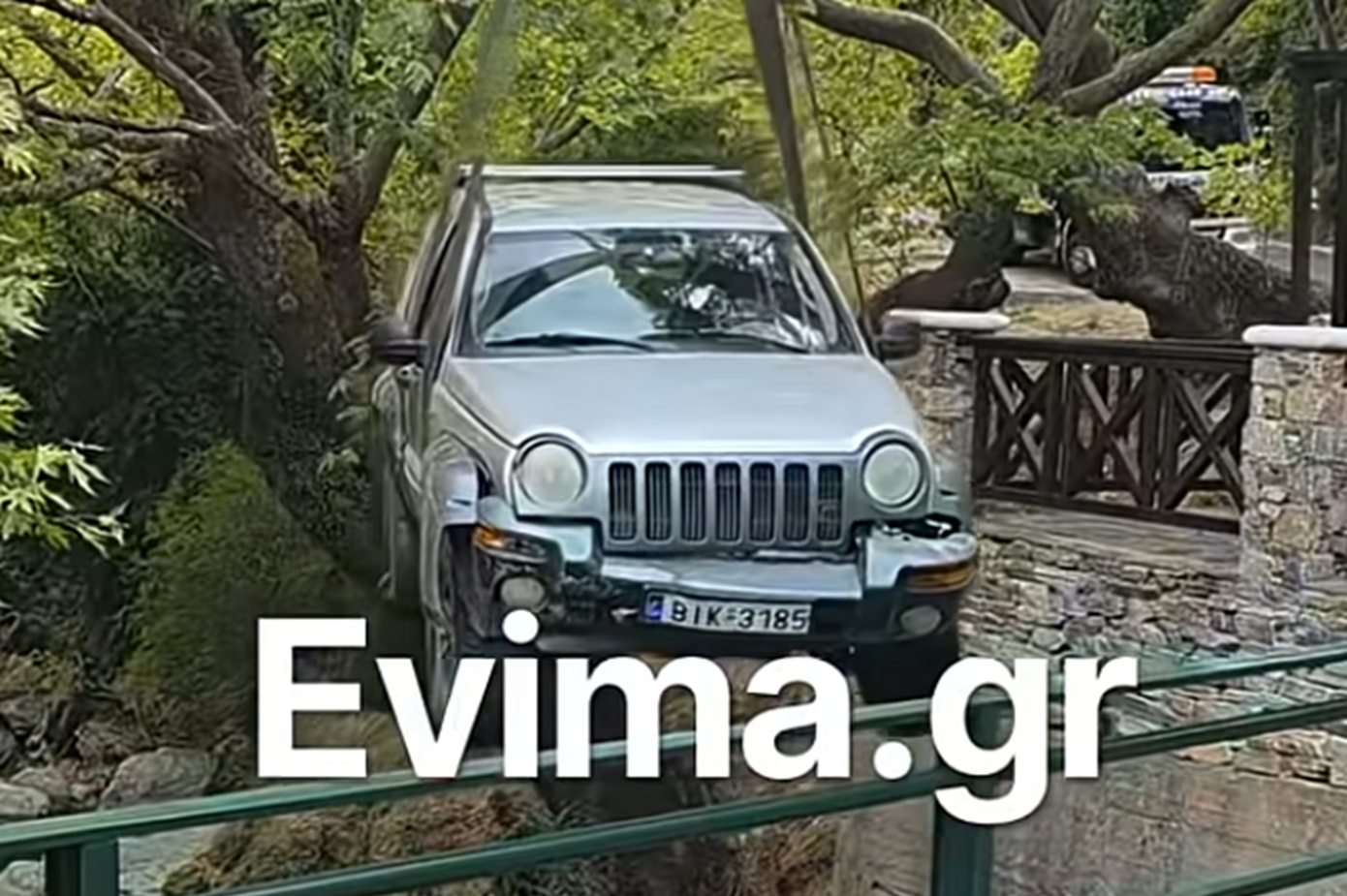 Αυτοκίνητο έπεσε σε ποτάμι στην Κάρυστο – βίντεο