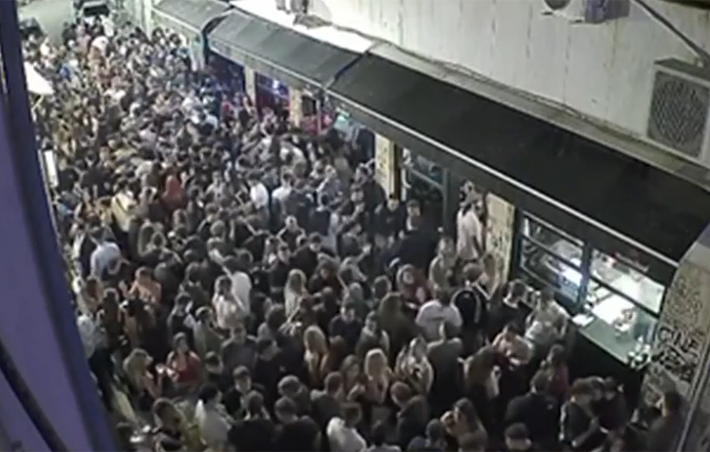 Πλατεία Καρύτση: Κάθε βράδυ μοιάζει με ατελείωτο μπαρ – καταγγελίες για μουσική μέχρι το πρωί
