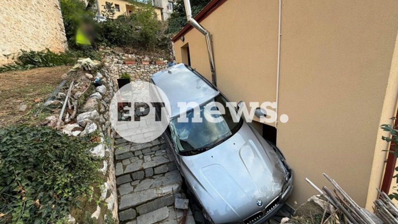 Καστοριά: Αυτοκίνητο «προσγειώθηκε» σε αυλή σπιτιού – Παρά τρίχα γλίτωσαν οι κάτοικοι, δείτε βίντεο και φωτογραφίες