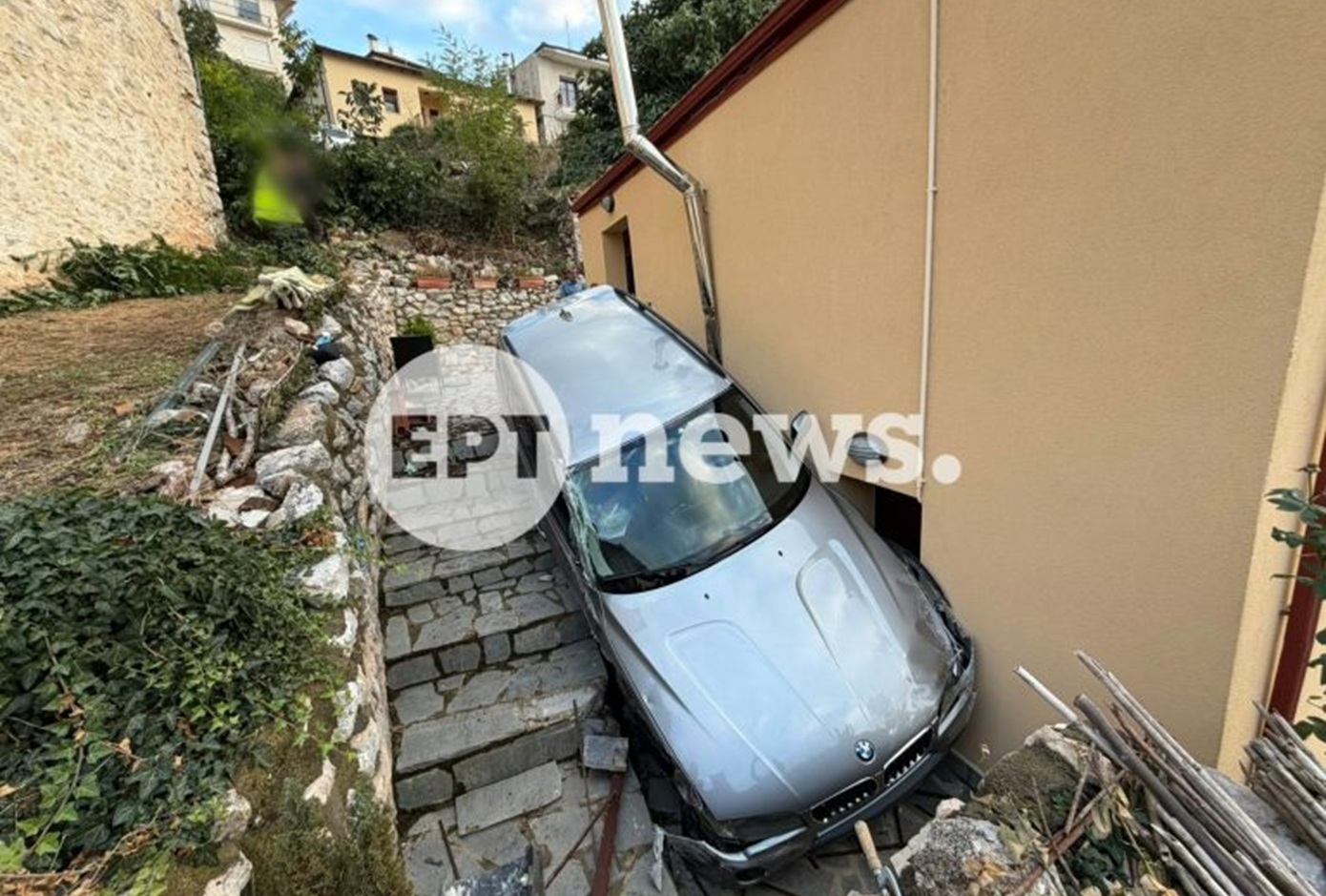 Καστοριά: Αυτοκίνητο «προσγειώθηκε» σε αυλή σπιτιού – Παρά τρίχα γλίτωσαν οι κάτοικοι, δείτε βίντεο και φωτογραφίες