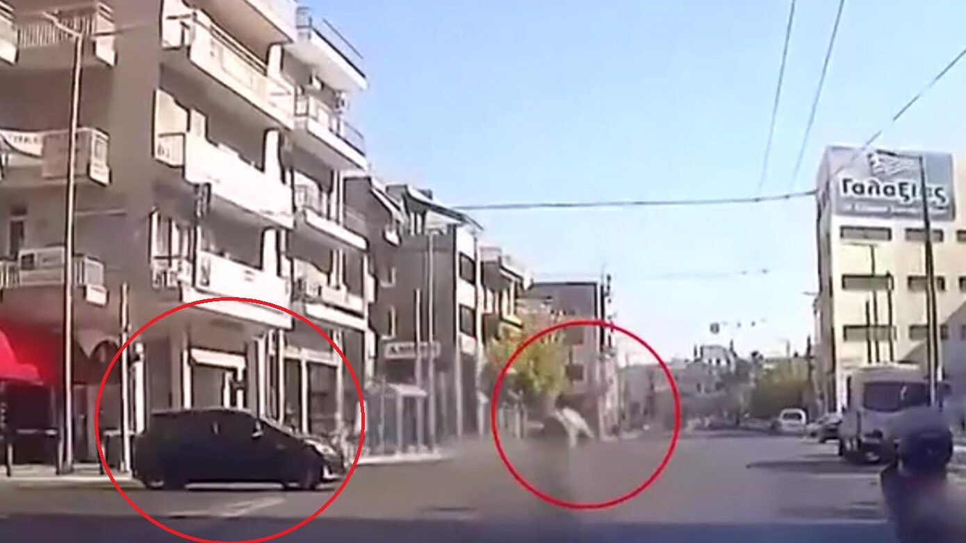 Οδηγός αυτοκινήτου περνά με κόκκινο και πέφτει πάνω σε μοτοσικλετιστή – Σε σοβαρή κατάσταση ο δικυκλιστής