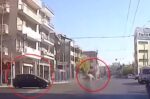 Οδηγός αυτοκινήτου περνά με κόκκινο και πέφτει πάνω σε μοτοσικλετιστή – Σε σοβαρή κατάσταση ο δικυκλιστής