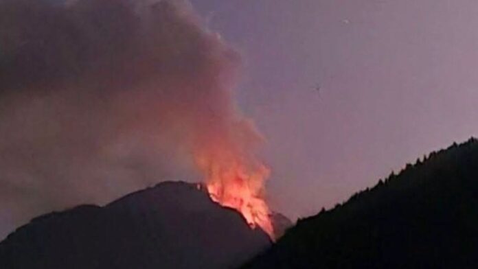 Φωτιά στην Κόνιτσα: Οι άνεμοι προκάλεσαν νέες αναζωπυρώσεις