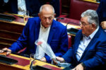 Σπύρος Χαλβατζής: Ο Κουτσούμπας αποχαιρέτησε το ιστορικό στέλεχος του ΚΚΕ με ένα γαρύφαλλο στη Βουλή