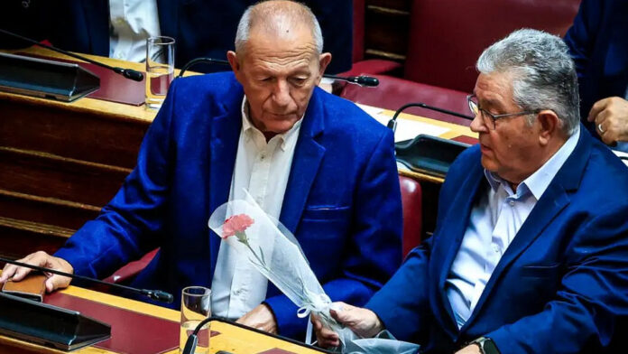 Σπύρος Χαλβατζής: Ο Κουτσούμπας αποχαιρέτησε το ιστορικό στέλεχος του ΚΚΕ με ένα γαρύφαλλο στη Βουλή