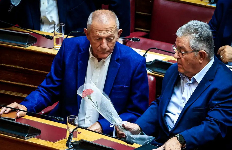 Σπύρος Χαλβατζής: Ο Κουτσούμπας αποχαιρέτησε το ιστορικό στέλεχος του ΚΚΕ με ένα γαρύφαλλο στη Βουλή