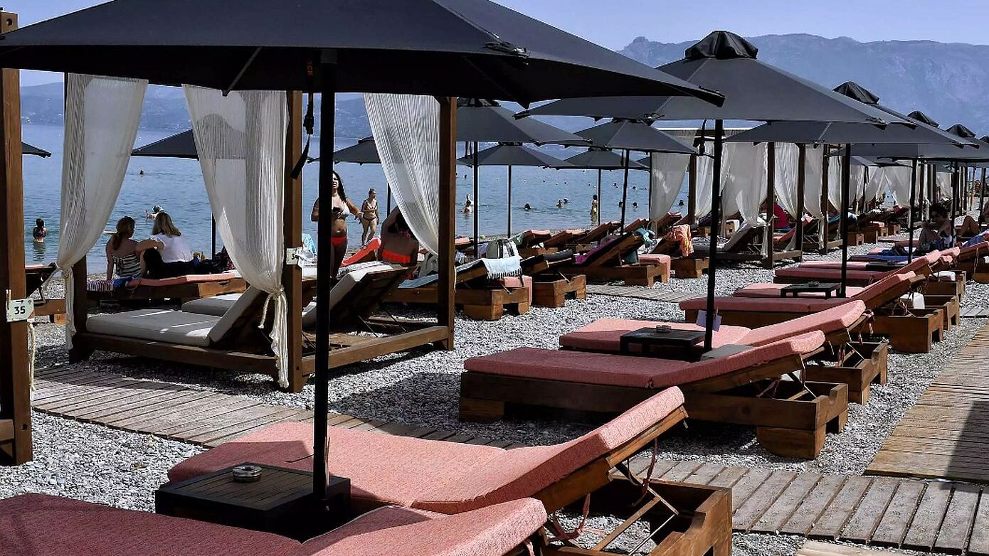 82χρονος πέθανε μετά από καβγά για ξαπλώστρα στη Βουλιαγμένη – Τι υποστηρίζει ο 76χρονος που συνελήφθη για επικίνδυνη σωματική βλάβη