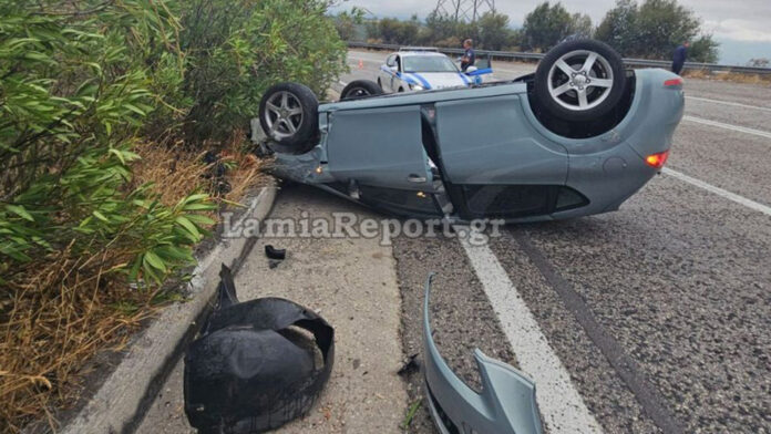Τροχαίο έξω από τη Λαμία με τουμπαρισμένο αυτοκίνητο, διερχόμενη οδηγός ειδοποίησε ασθενοφόρο