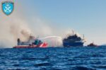«BLUE CARRIER 2»: Σε εξέλιξη η επιχείρηση κατάσβεσης της πυρκαγιάς