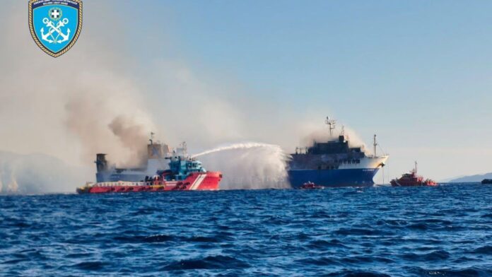 «BLUE CARRIER 2»: Σε εξέλιξη η επιχείρηση κατάσβεσης της πυρκαγιάς