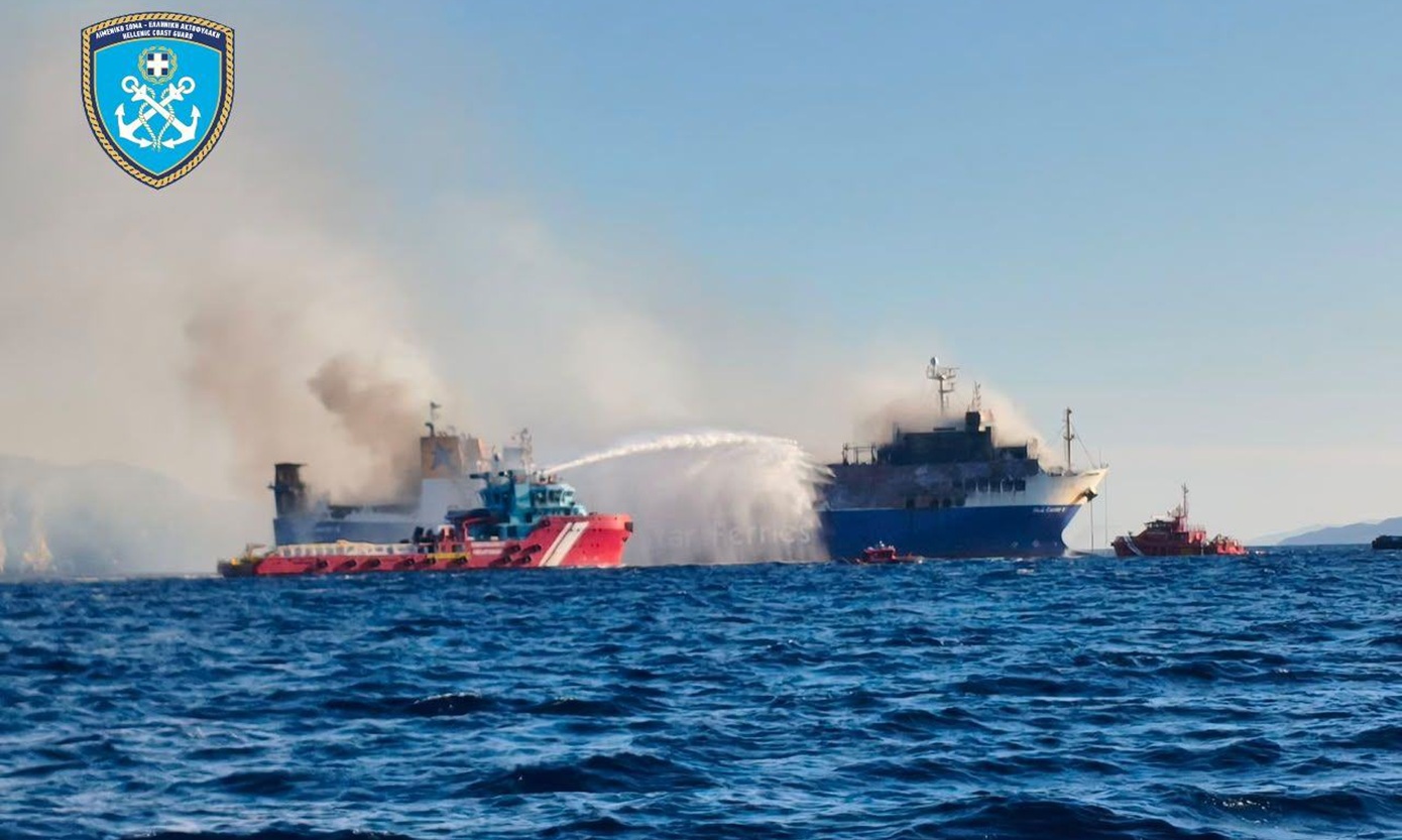 «BLUE CARRIER 2»: Σε εξέλιξη η επιχείρηση κατάσβεσης της πυρκαγιάς