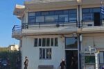 31χρονος που εισέβαλε με μαχαίρι στο Α.Τ. Μάνδρας: Το σκοτεινό παρελθόν και η επίθεση στη σύντροφό του και τη μητέρα της