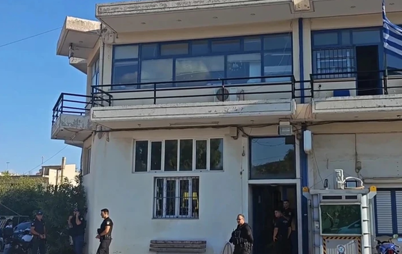 31χρονος που εισέβαλε με μαχαίρι στο Α.Τ. Μάνδρας: Το σκοτεινό παρελθόν και η επίθεση στη σύντροφό του και τη μητέρα της