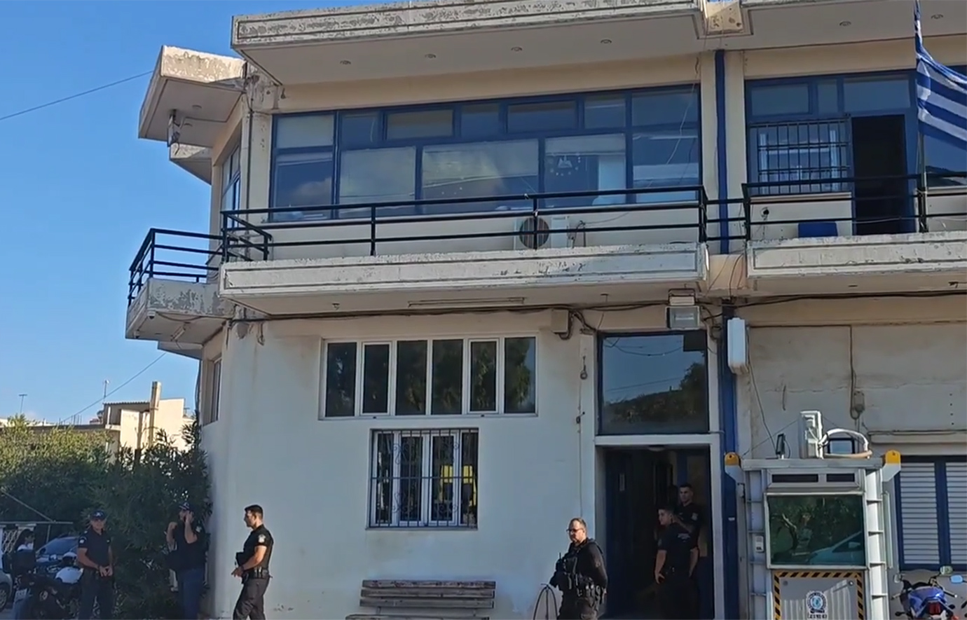 Αιματηρό επεισόδιο στο ΑΤ Μάνδρας: «Ρίξε, ρίξε γιατί δεν μου ρίχνεις» φώναζε ο δράστης στον αστυνομικό