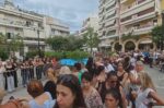 Γιώργος Μαζωνάκης: Πλήθος κόσμου περιμένει τη σορό του για το λαϊκό προσκύνημα στον ιερό ναό Αγ. Τριάδας στη Νίκαια
