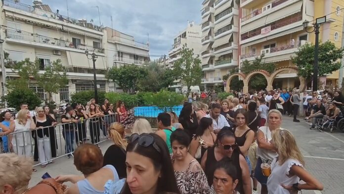 Γιώργος Μαζωνάκης: Πλήθος κόσμου περιμένει τη σορό του για το λαϊκό προσκύνημα στον ιερό ναό Αγ. Τριάδας στη Νίκαια