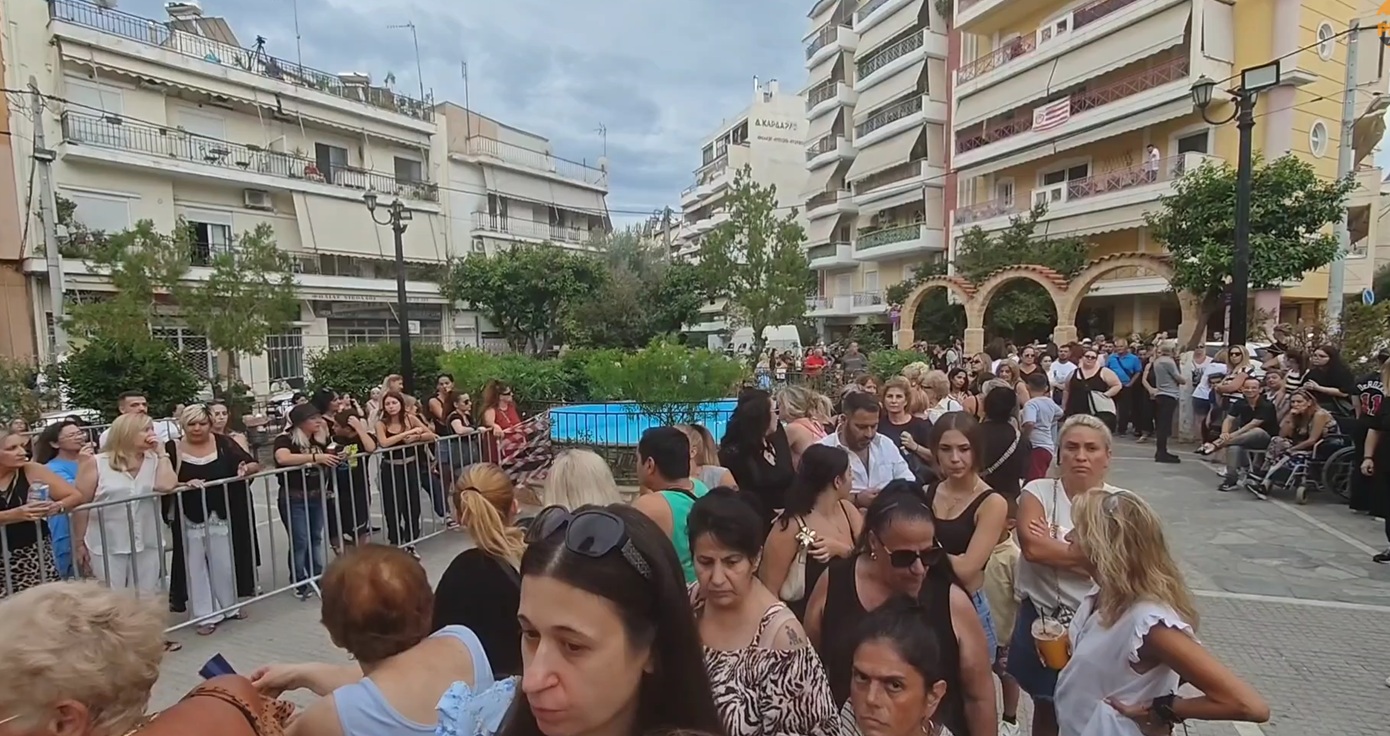 Γιώργος Μαζωνάκης: Πλήθος κόσμου περιμένει τη σορό του για το λαϊκό προσκύνημα στον ιερό ναό Αγ. Τριάδας στη Νίκαια