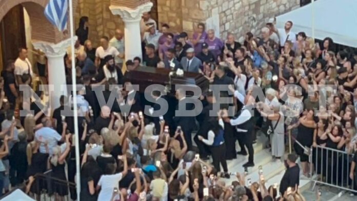 Γιώργος Μαζωνάκης: Λαοθάλασσα στη Νίκαια για το τελευταίο «αντίο» – Σπαραγμός στην οικογένειά του όταν έφτασε η σορός