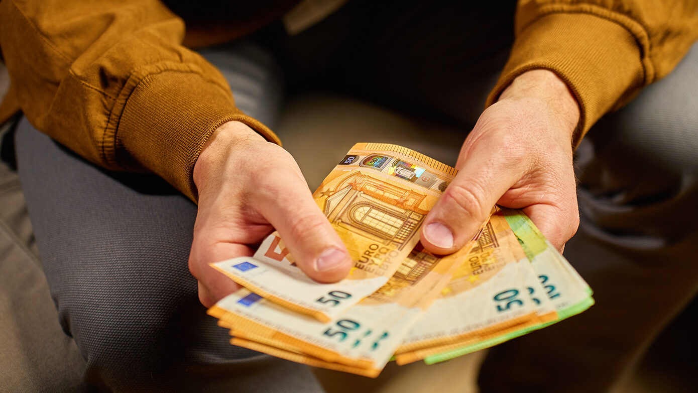 Δημόσιο: Χριστουγεννιάτικος μποναμάς 500 ευρώ και αυξήσεις έως 80 ευρώ για 720.000 υπαλλήλους