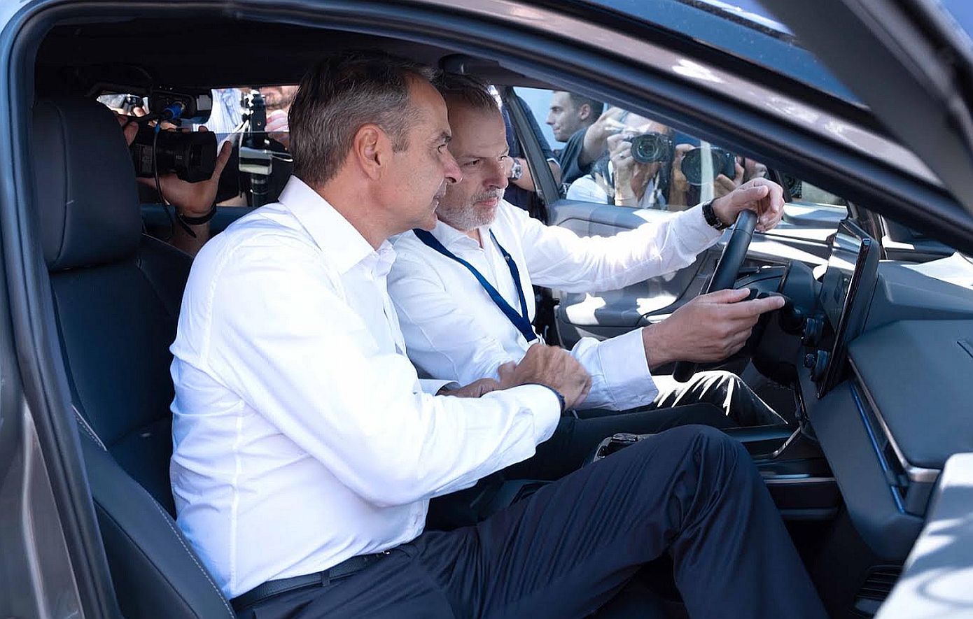 Ο Κυριάκος Μητσοτάκης στη ΔΕΘ με τον πρόεδρο της ΕΡΤ Γιάννη Παπαδόπουλο σε κούρσα