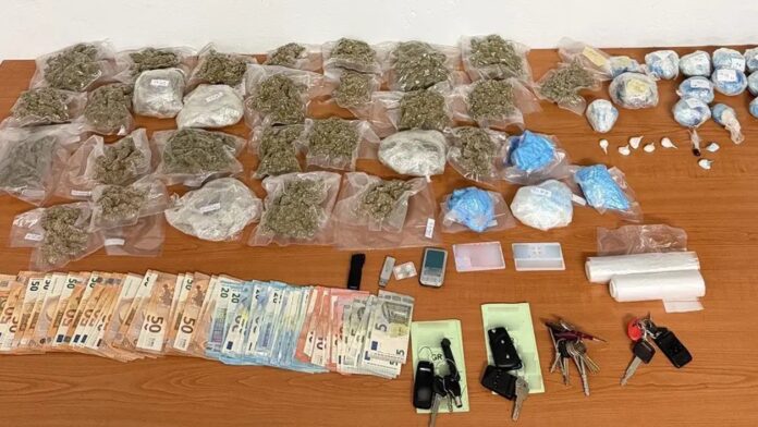 Ομόνοια: Σύλληψη 33χρονου για διακίνηση ναρκωτικών που έκρυβε στον λεβιέ ταχυτήτων