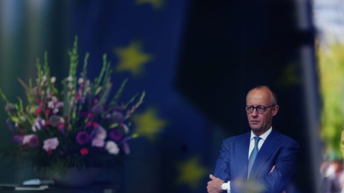 Πολιτικό αδιέξοδο στο Βερολίνο: Το αβέβαιο μέλλον του Μερτς απειλεί τη συμφωνία για τον προϋπολογισμό των 2 τρισ. ευρώ της ΕΕ