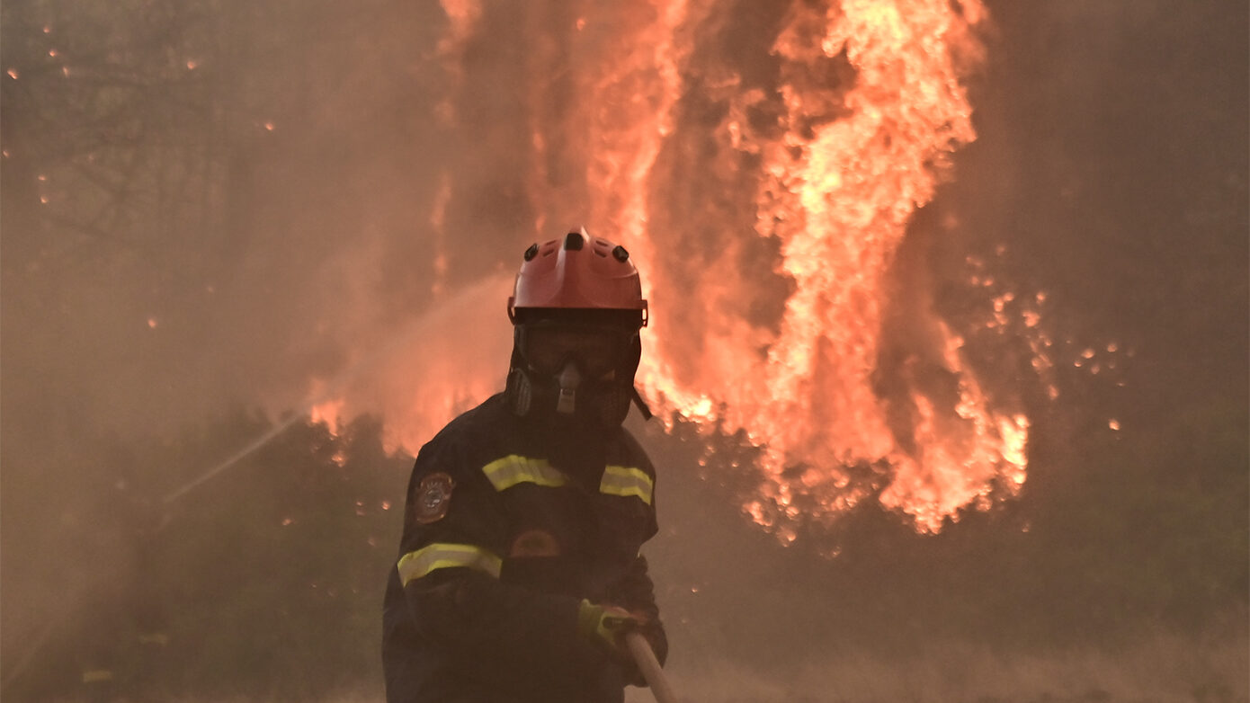 Φωτιά στην Κασσάνδρα Χαλκιδικής: Μήνυμα 112 στους κατοίκους της Ελάνης – Ενισχύθηκαν οι επίγειες και εναέριες δυνάμεις