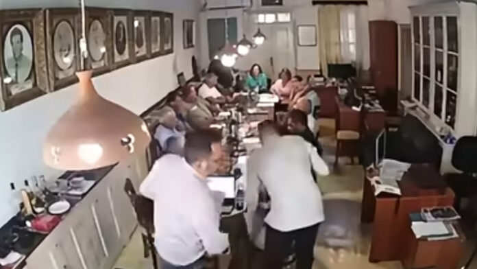 Πρόεδρος του Δημοτικού Συμβουλίου Πάτμου καταγγέλλει σεξιστική συμπεριφορά: «Γαβγίστε κι άλλο»