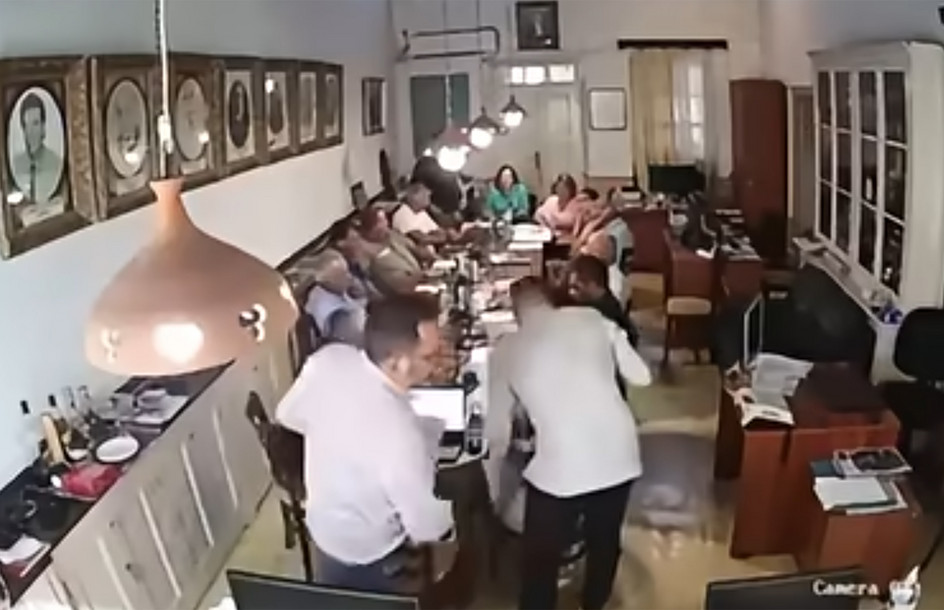 Πρόεδρος του Δημοτικού Συμβουλίου Πάτμου καταγγέλλει σεξιστική συμπεριφορά: «Γαβγίστε κι άλλο»