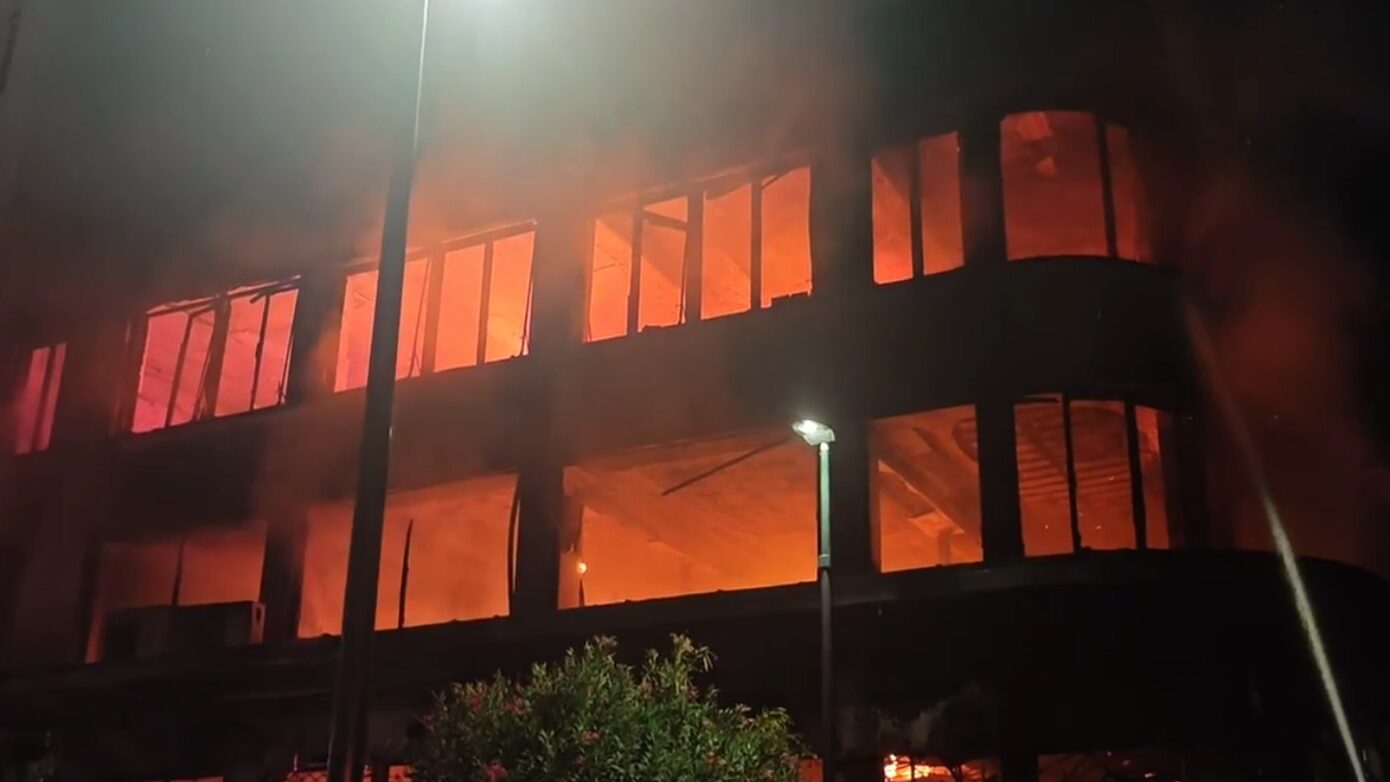 Πυρκαγιά στον Πειραιά: Παραδόθηκε στις φλόγες επαγγελματικό κτίριο