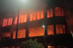 Πυρκαγιά στον Πειραιά: Παραδόθηκε στις φλόγες επαγγελματικό κτίριο