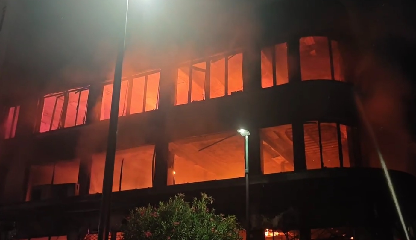 Πυρκαγιά στον Πειραιά: Παραδόθηκε στις φλόγες επαγγελματικό κτίριο