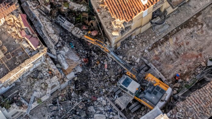 Πλάκα: Εντοπίστηκε γυναικεία τσάντα μετά την έκρηξη – Αναζητούνται πέντε άτομα