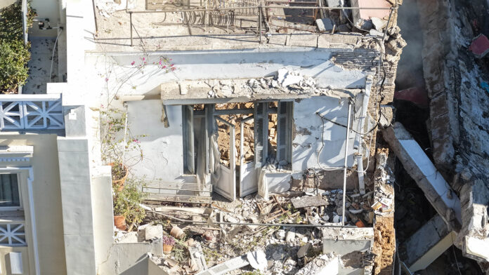 Έκρηξη στην Πλάκα: Αμερικανοί τουρίστες από το διπλανό ξενοδοχείο λένε «Νομίζαμε ότι ήταν σεισμός, τα τζάμια εκτοξεύτηκαν προς τα μέσα»