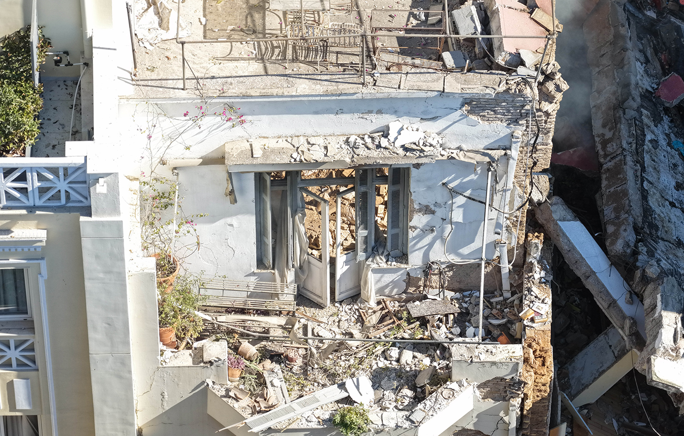 Έκρηξη στην Πλάκα: Αμερικανοί τουρίστες από το διπλανό ξενοδοχείο λένε «Νομίζαμε ότι ήταν σεισμός, τα τζάμια εκτοξεύτηκαν προς τα μέσα»