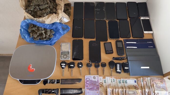 Δέκα συλλήψεις για εγκληματική ομάδα στο Μυλοπόταμο με απάτες σε κτηνοτροφικές επιδοτήσεις και διακίνηση ναρκωτικών